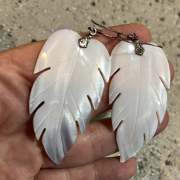 VINTAGE MOTHER OF PEARL SHELL FEATHER SHAPED STATEMENT EARRINGS WHITE SILVER - Picture 5 of 7